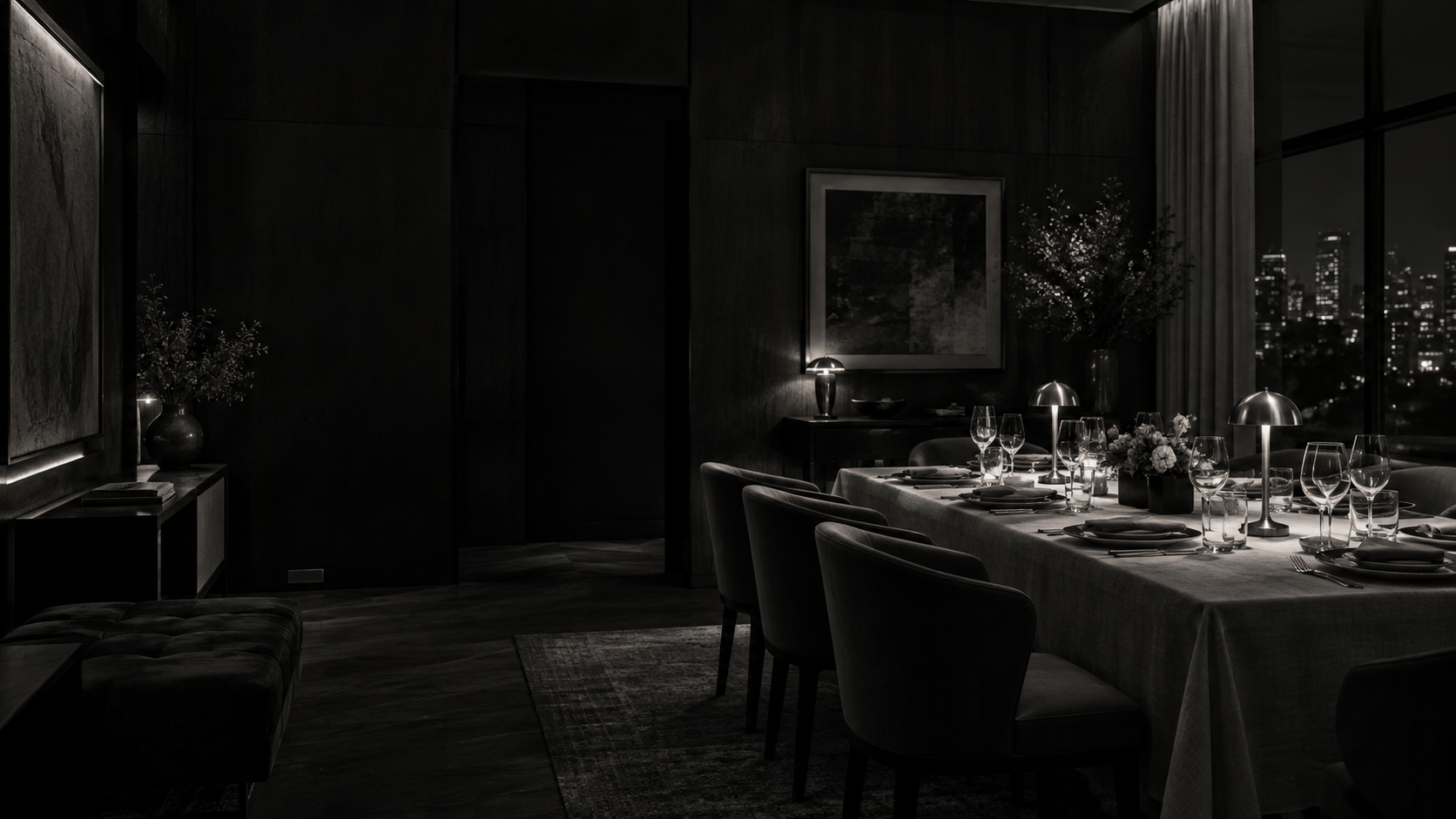 Mesa preparada para um jantar intimista, entre luzes suaves e poltronas